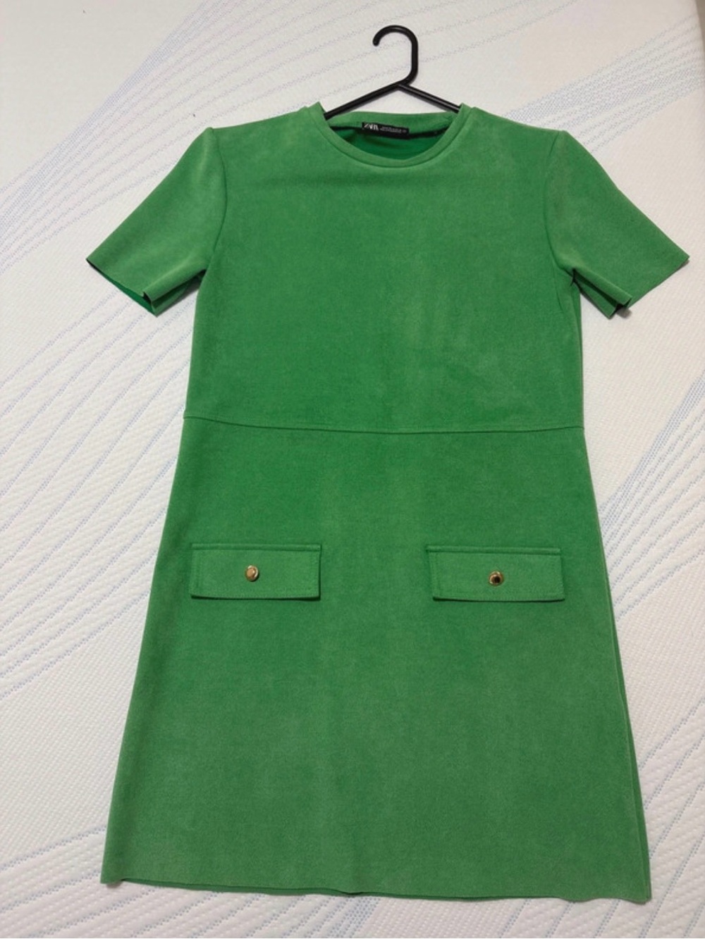 Green short-sleeve dress